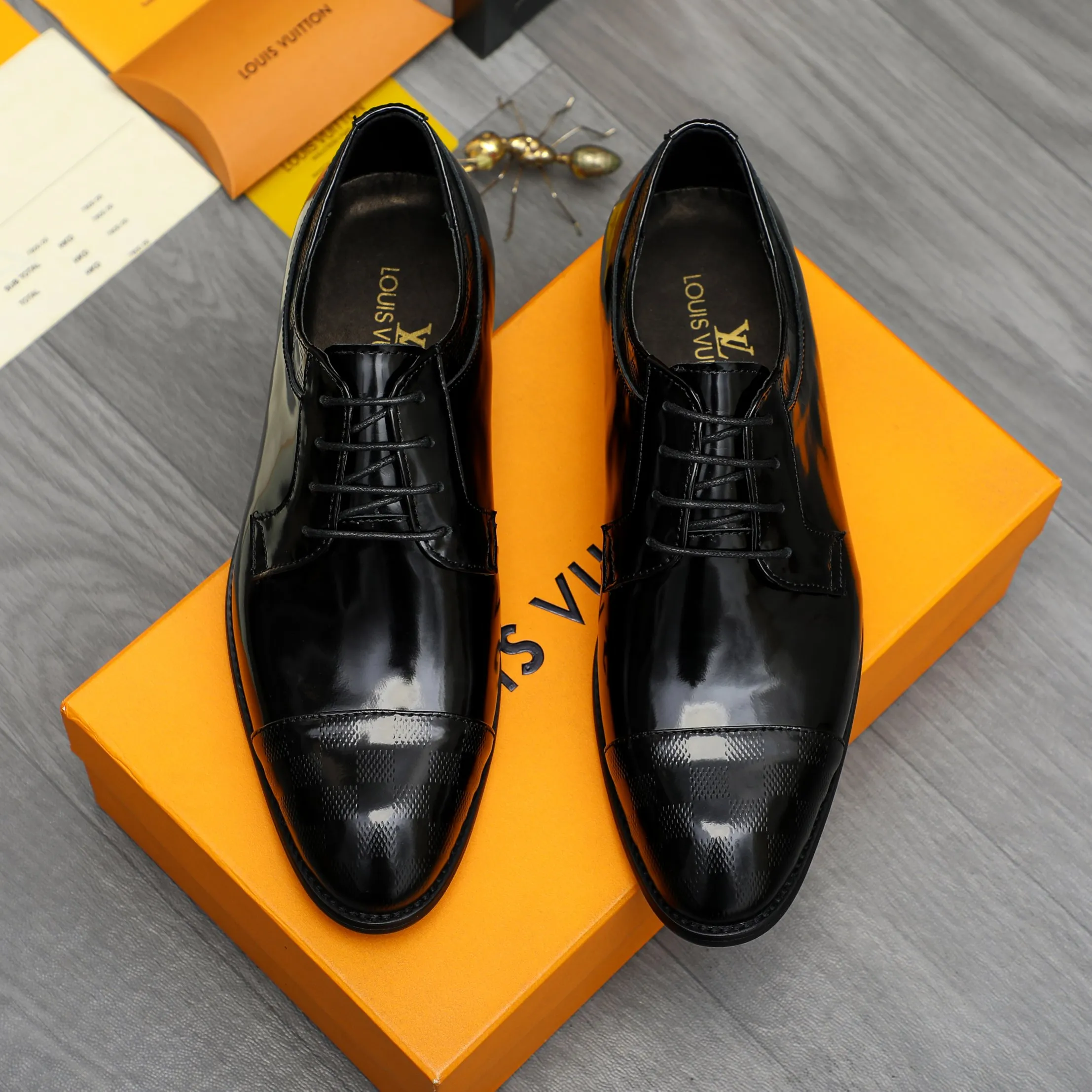 Men's shoes 💰p460 Product trademark: LV (Louis Vuitton) business lace-up leather shoes True size: 39-44 Product material: Selected lacquered cowhide stitching classic embossed upper, cowhide lining, original rubber outsole